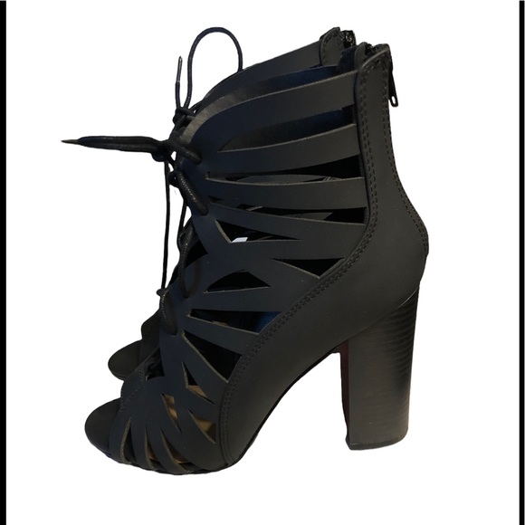 Heart in D block heel short gator lace wrap sandals with easy on back zip EUC - Picture 3 of 8